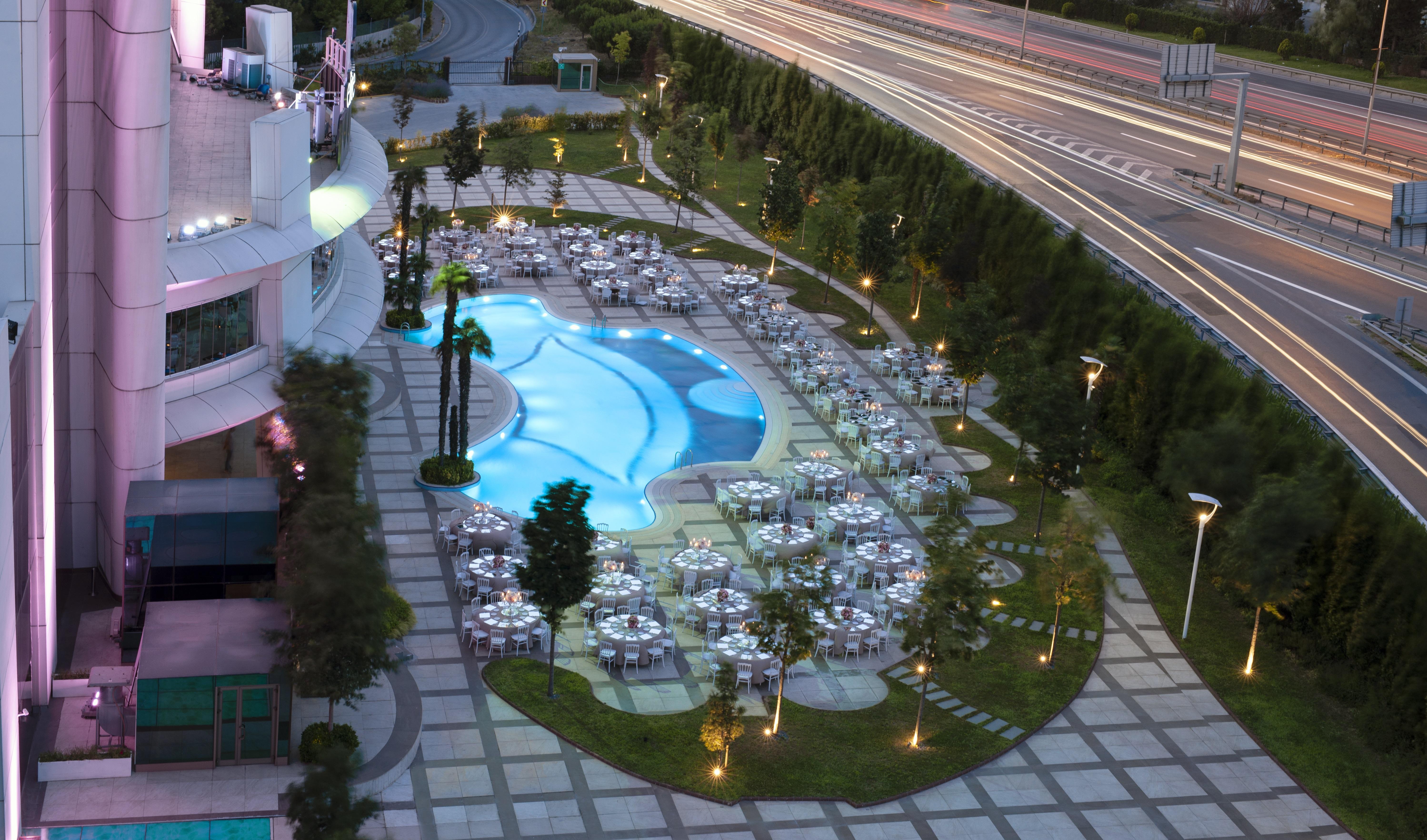 精英世界欧洲酒店 伊斯坦布尔 外观 照片 The pool at the hotel
