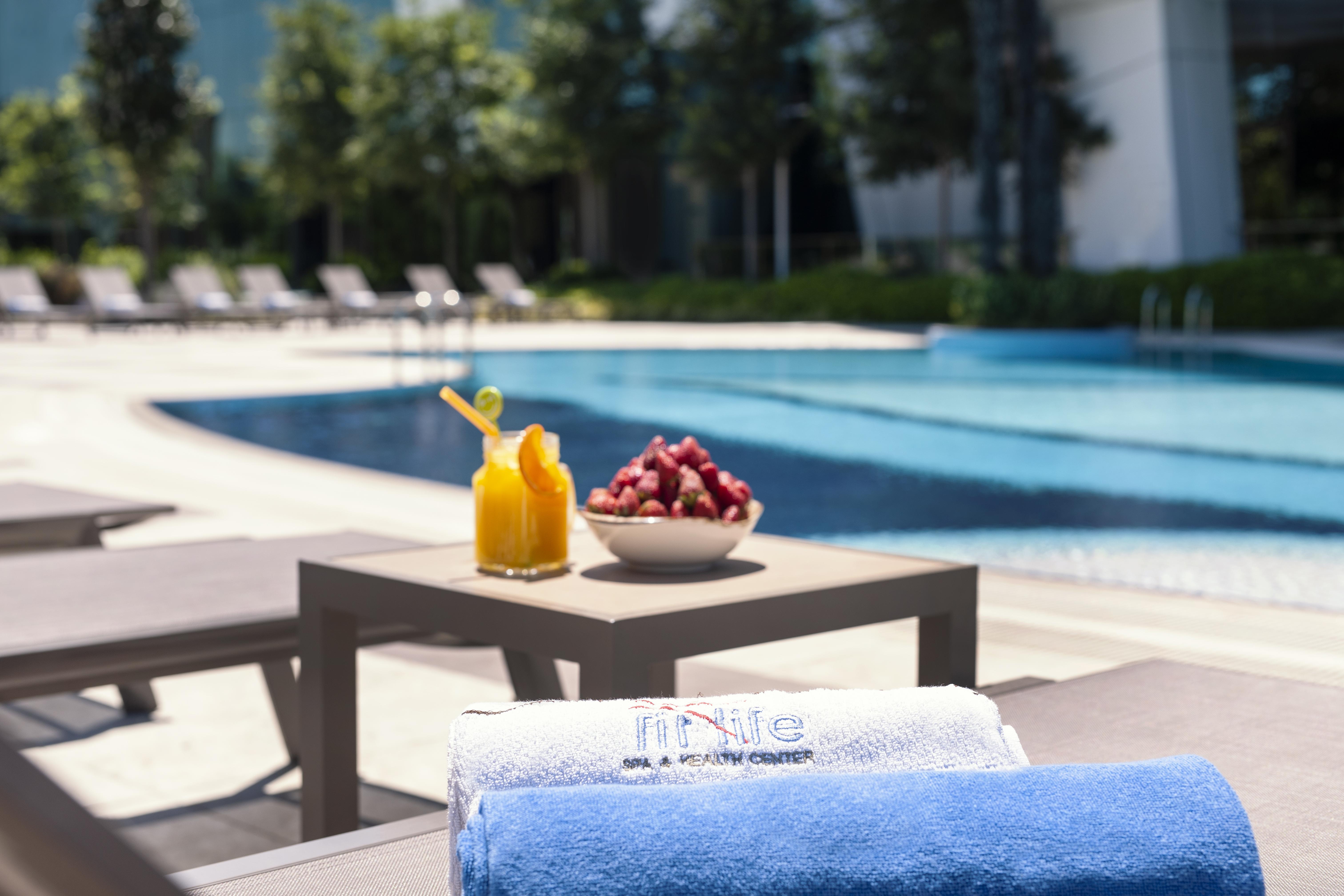 精英世界欧洲酒店 伊斯坦布尔 外观 照片 Pool at the hotel
