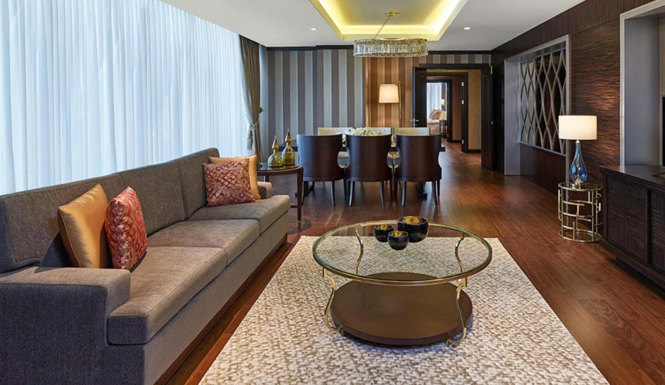 精英世界欧洲酒店 伊斯坦布尔 外观 照片 A living room in a suite at the Ritz-Carlton, Istanbul